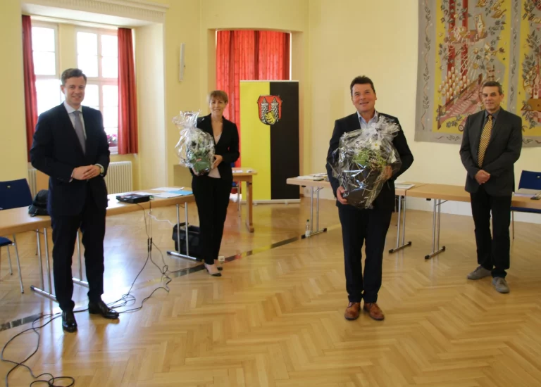 Im Bild von links nach rechts: Landrat und AZV-Verbandsvorsitzender Dr. Oliver Bär, Oberbürgermeisterin und neue stellvertretende AZV-Verbandsvorsitzende Eva Döhla, Dr. Harald Fichtner und AZV-Geschäftsführer Herbert Pachsteffl
