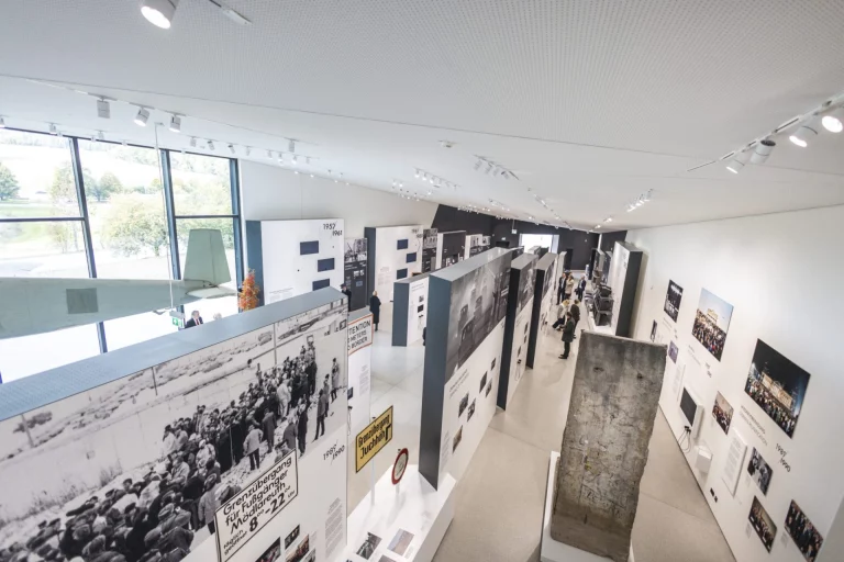 Ausstellungsraum im Deutsch-Deutschen Museum Mödlareuth mit Informationstafeln und Grenzzaun-Exponat