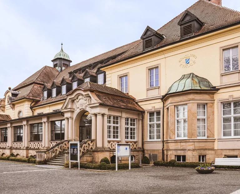 Schlossgebäude mit Eingangsportal und Infotafeln, Standort des Textilmuseums Helmbrechts