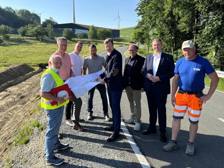 Baubeginn: Neuer Gehweg entlang der Kreisstraße in Mödlareuth