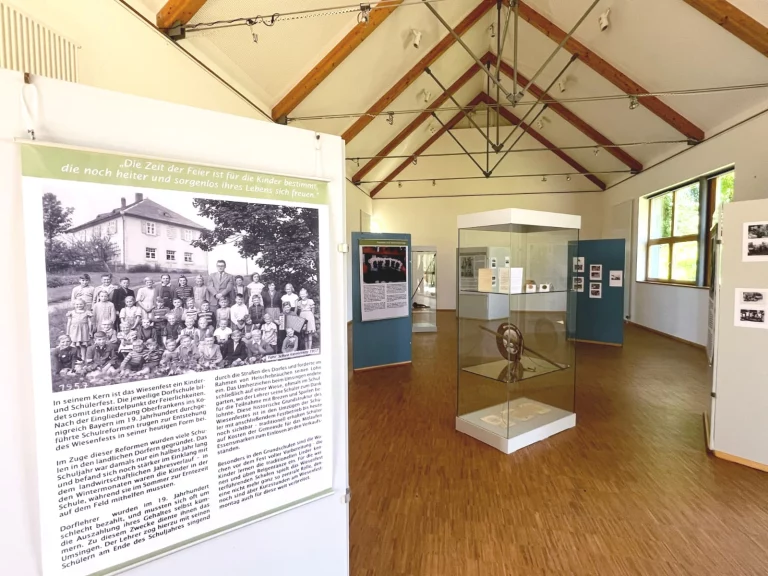 Neue Sonderausstellung im Bauernhofmuseum Kleinlosnitz: „Im schönsten Wiesengrunde – Wiesenfeste in Oberfranken“
