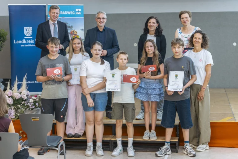 Preisträgergruppe mit Urkunden sowie Vertreter des Landkreises bei der STADTRADELN-Preisverleihung