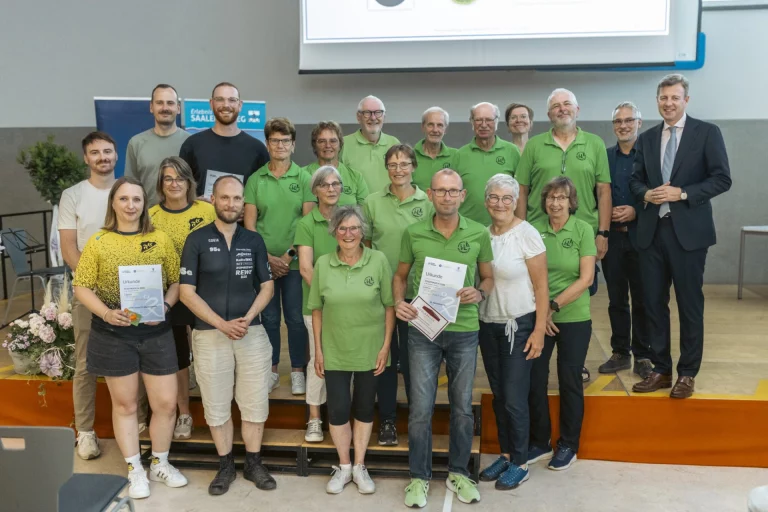 Gruppe von Preisträgern in grünen Shirts mit Urkunden bei der STADTRADELN-Preisverleihung