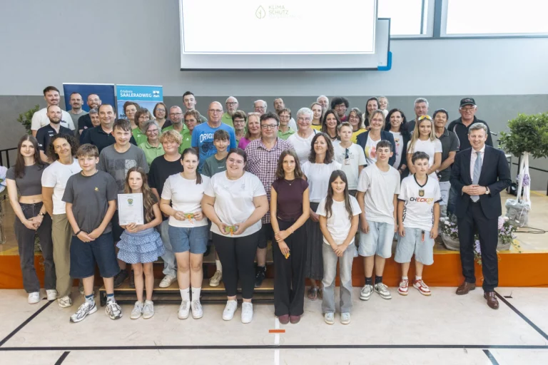 Gruppe von Erwachsenen und Jugendlichen bei der STADTRADELN-Preisverleihung in einer Sporthalle