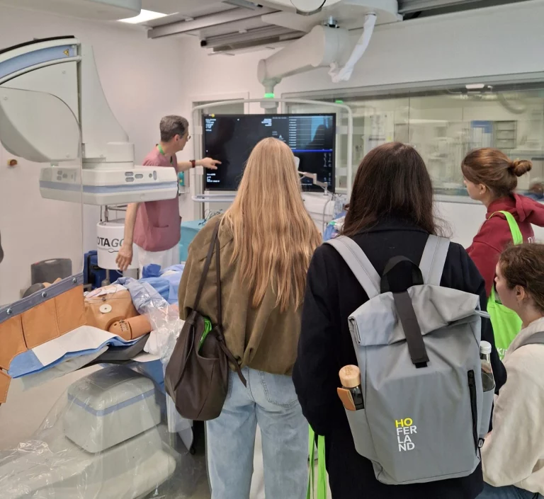 Medizinstudierende beobachten Demonstration an medizintechnischem Gerät im Krankenhaus