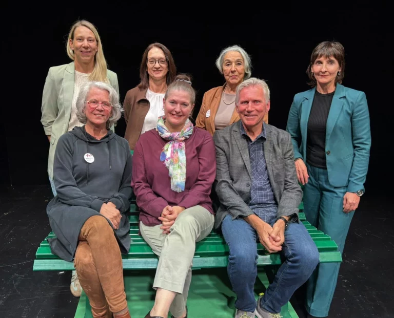 Sieben Personen bei einer Gesprächsrunde zum Theaterabend über Parkinson und Depression