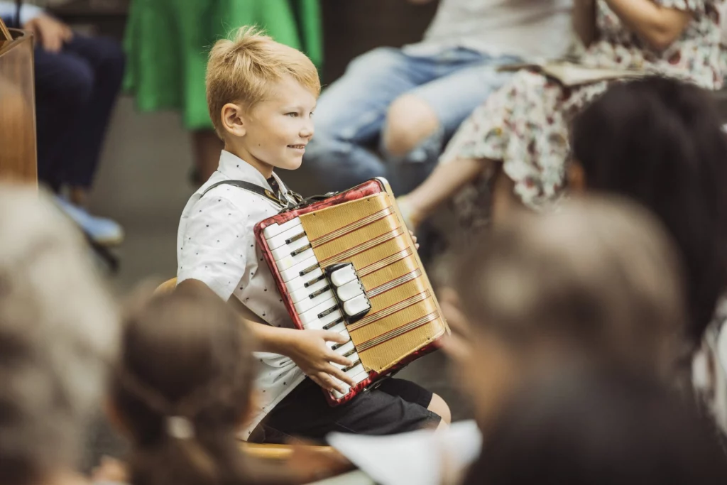 Junger Akkordeonspieler beim Sommerkonzert der Musikschule