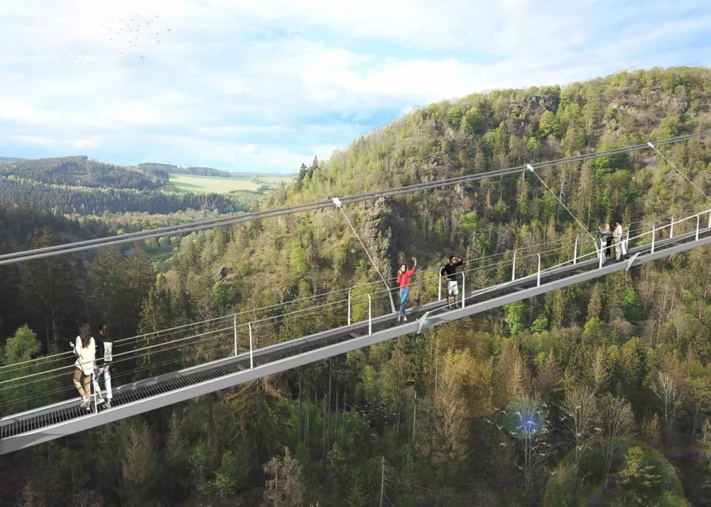 Visualisierung der Höllentalbrücke: Besucher auf der Hängebrücke hoch über dem bewaldeten Höllental